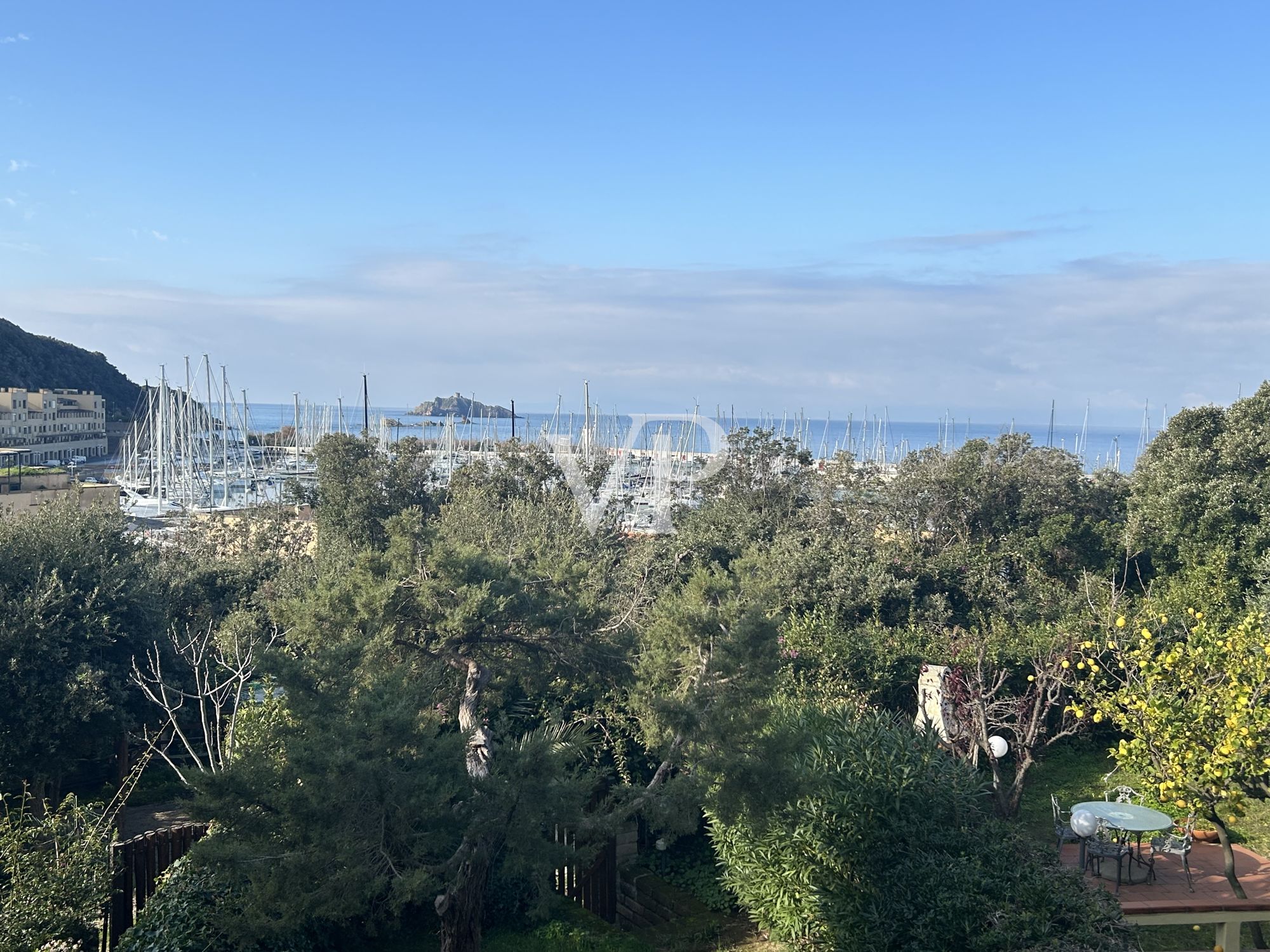 Exclusiva casa adosada con vistas al mar y jardín cerca del puerto deportivo de Punta Ala