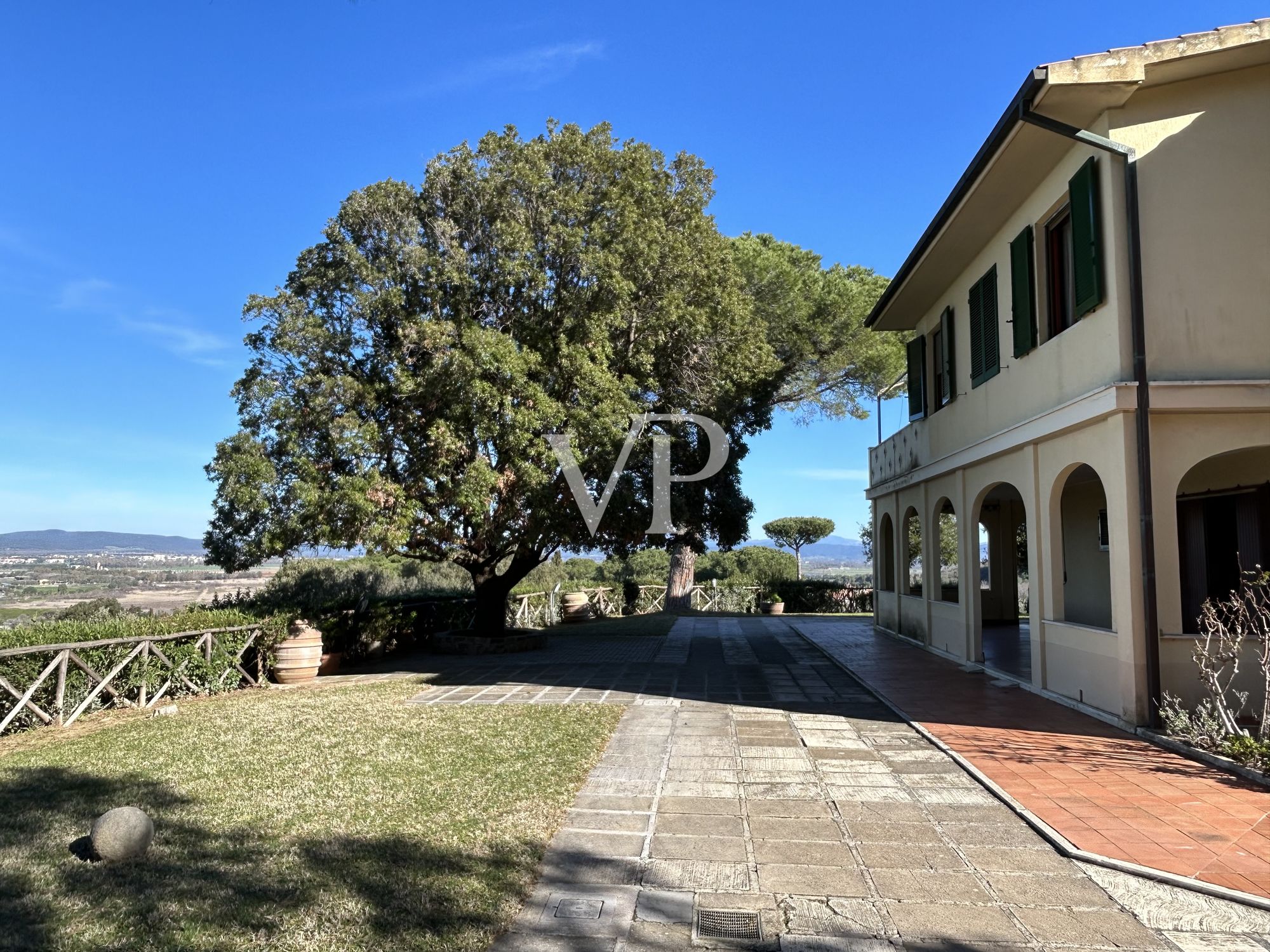 Villa mit bezauberndem Panoramablick und Olivenhain in dominanter Lage über dem Hafen von Scarlino