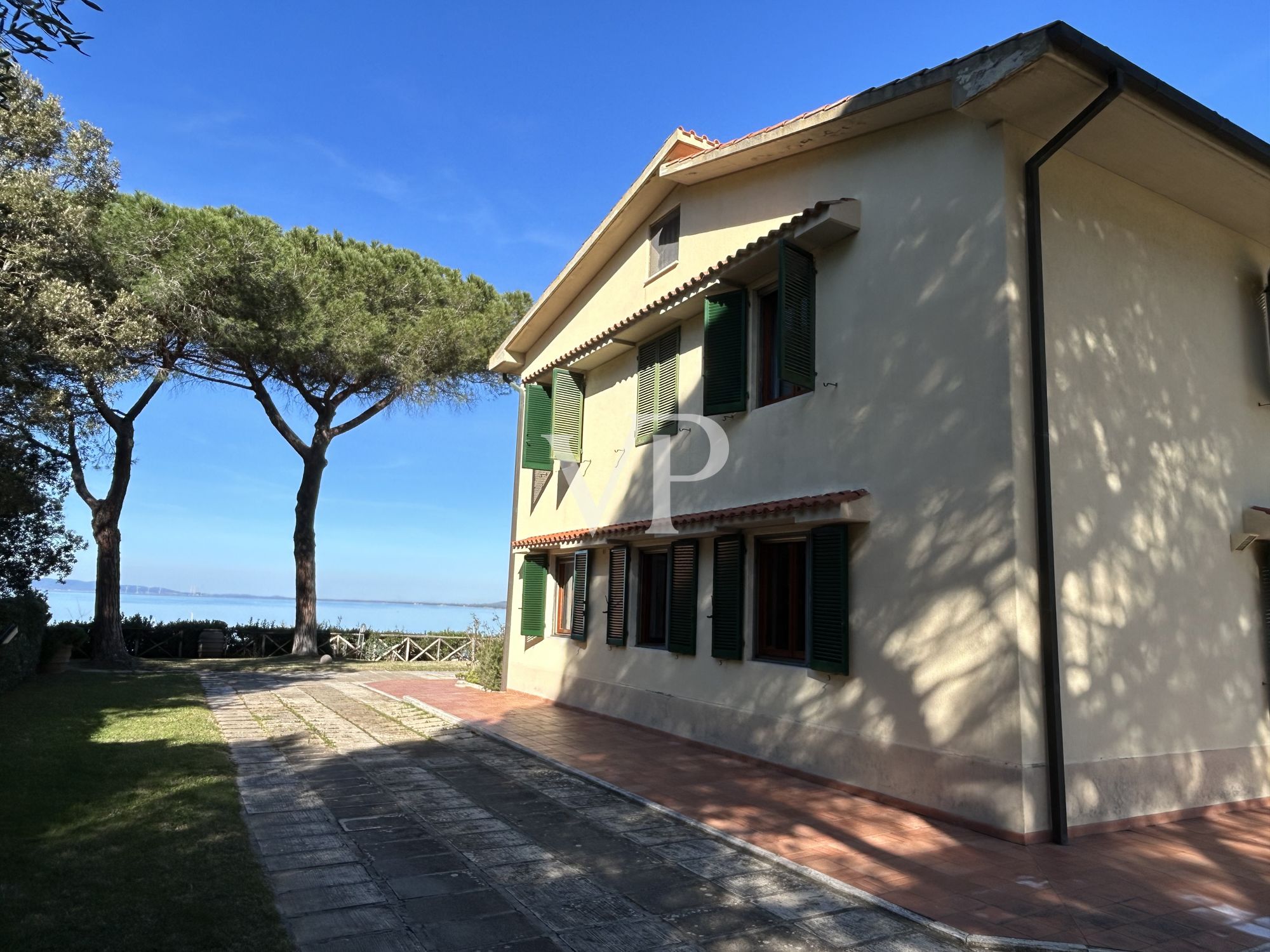 Villa mit bezauberndem Panoramablick und Olivenhain in dominanter Lage über dem Hafen von Scarlino