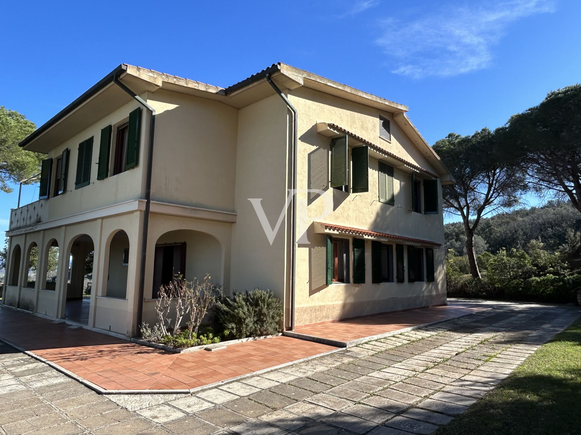 Villa con encantadoras vistas panorámicas y olivar en posición dominante sobre el puerto de Scarlino