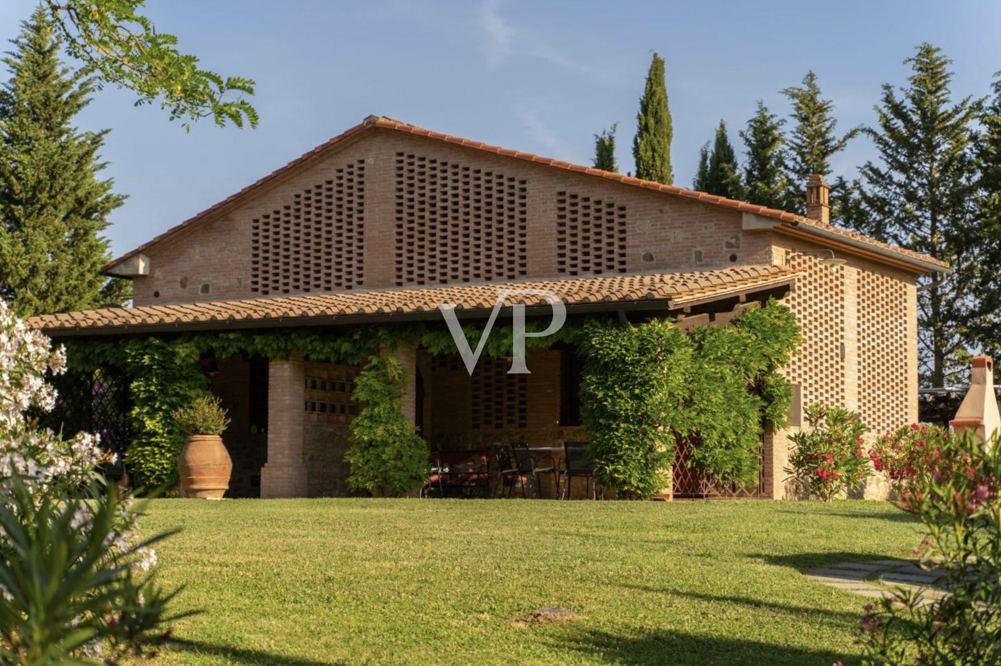 Historic Tuscan farmhouse in an idyllic location with agriturismo and a wide range of leisure activities