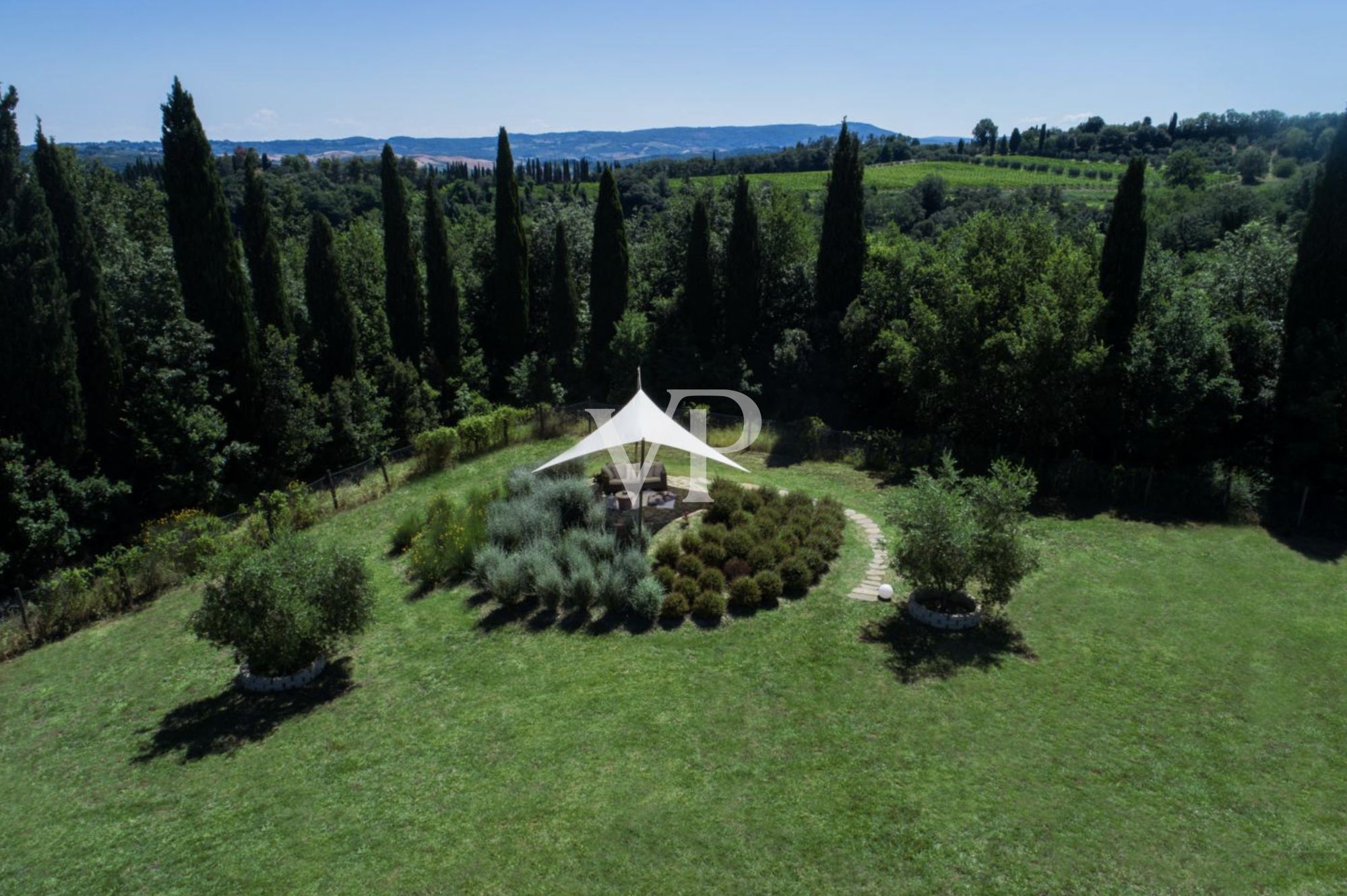 Magnifique ferme toscane du 19ème siècle dans un village historique avec une vue à couper le souffle
