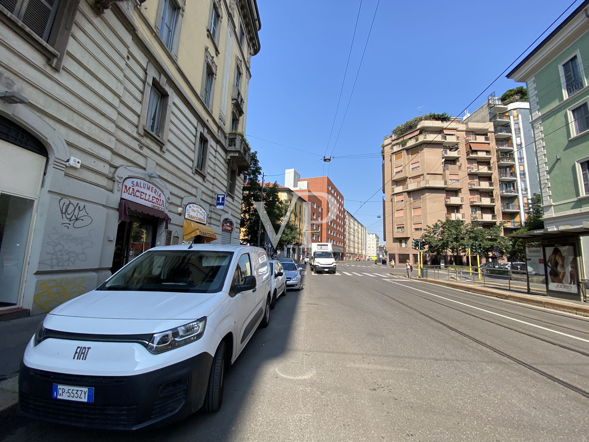 Studio rénové dans un immeuble majestueux au 5ème étage.