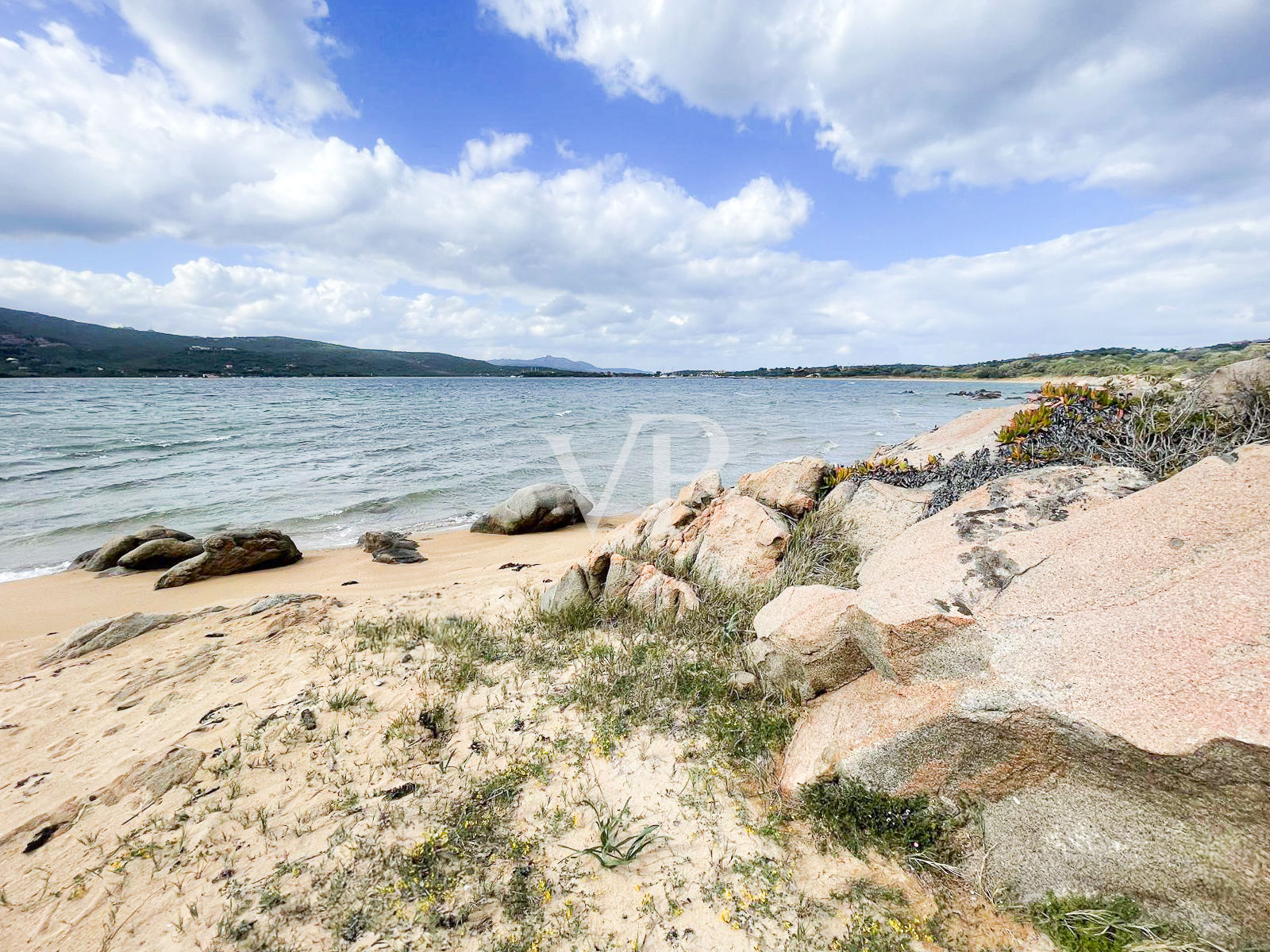 Grundstück mit Haus und direktem Zugang zum Meer und Privatstrand