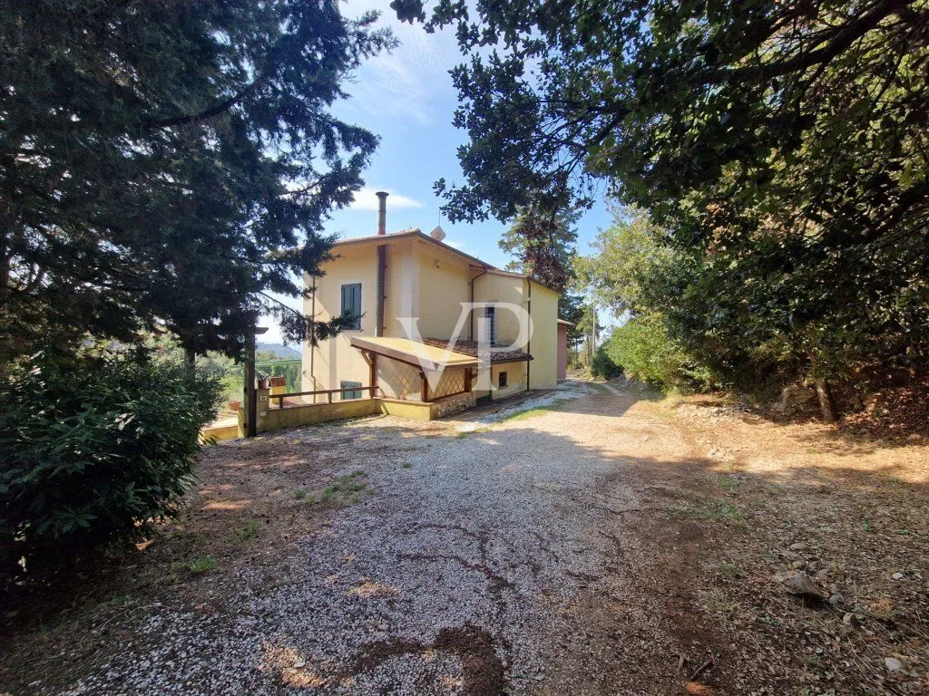 Casale ristrutturato circondato da c.a. 12.000 mq di terreno