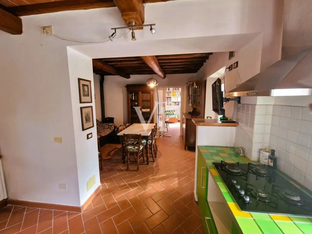 Casale ristrutturato circondato da c.a. 12.000 mq di terreno