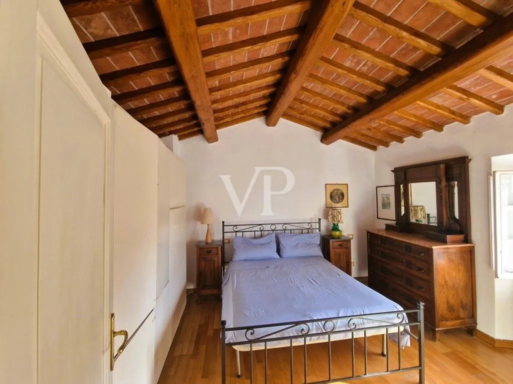 Casale ristrutturato circondato da c.a. 12.000 mq di terreno