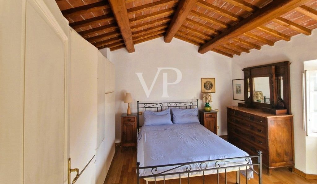 Casale ristrutturato circondato da c.a. 12.000 mq di terreno