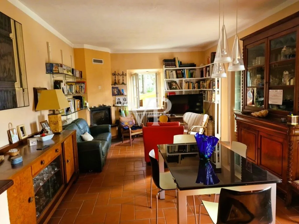 Casale ristrutturato circondato da c.a. 12.000 mq di terreno