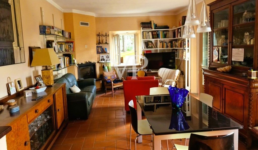 Casale ristrutturato circondato da c.a. 12.000 mq di terreno
