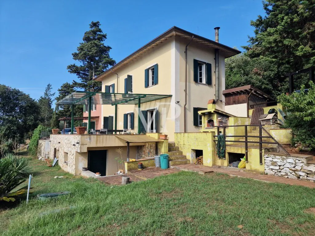 Casale ristrutturato circondato da c.a. 12.000 mq di terreno