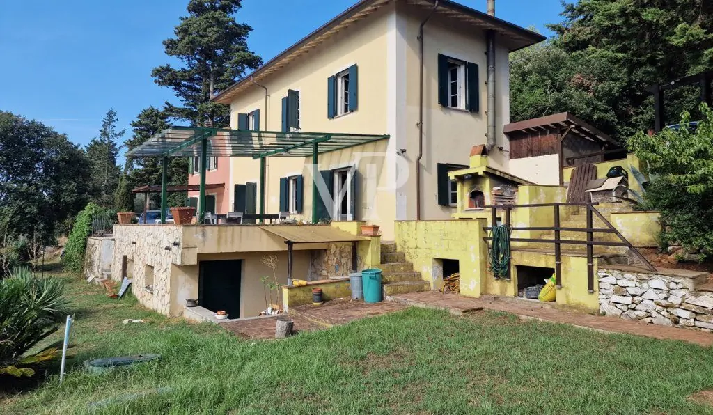 Ferme rénovée entourée d'environ 12 000 m² de terrain