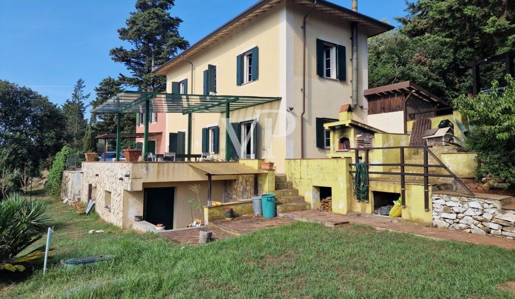 Casale ristrutturato circondato da c.a. 12.000 mq di terreno