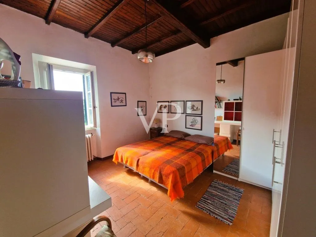 Casale ristrutturato circondato da c.a. 12.000 mq di terreno