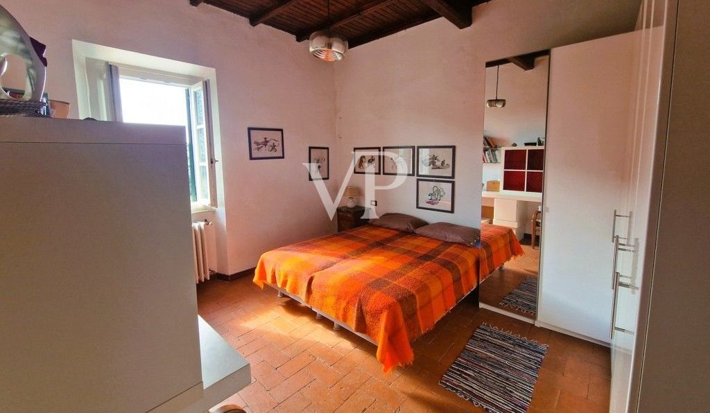Casale ristrutturato circondato da c.a. 12.000 mq di terreno