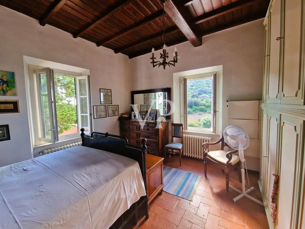 Casale ristrutturato circondato da c.a. 12.000 mq di terreno