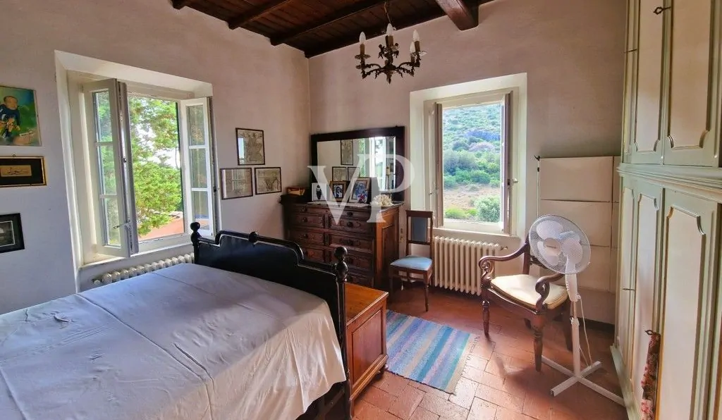 Ferme rénovée entourée d'environ 12 000 m² de terrain