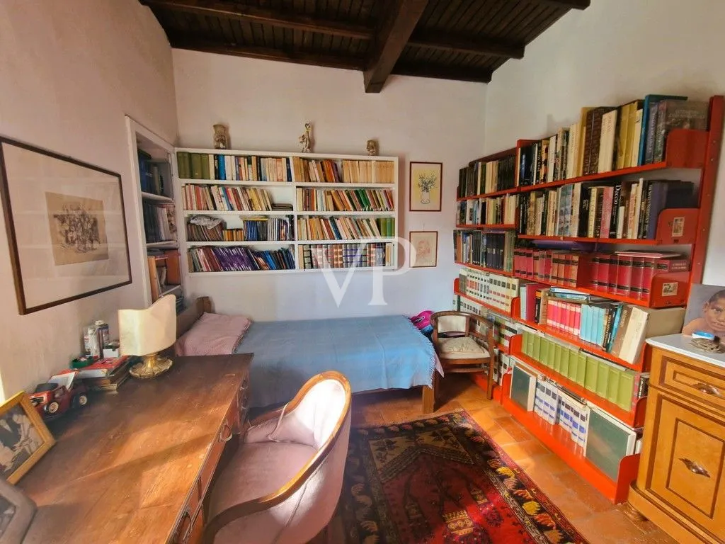 Casale ristrutturato circondato da c.a. 12.000 mq di terreno