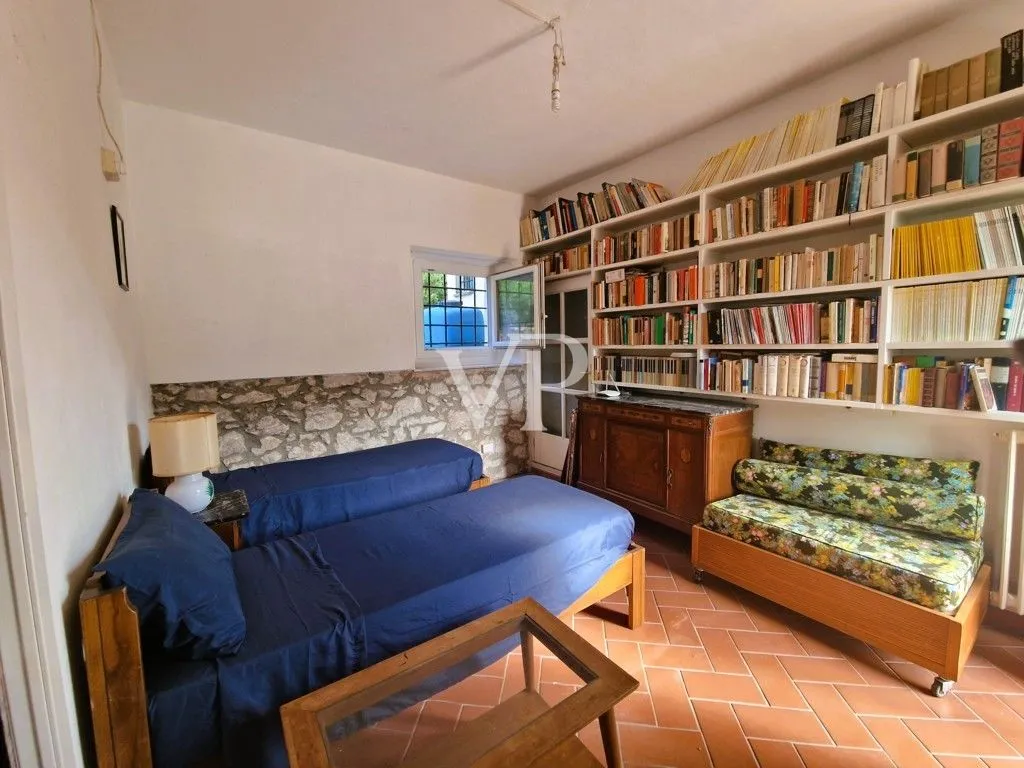 Casale ristrutturato circondato da c.a. 12.000 mq di terreno