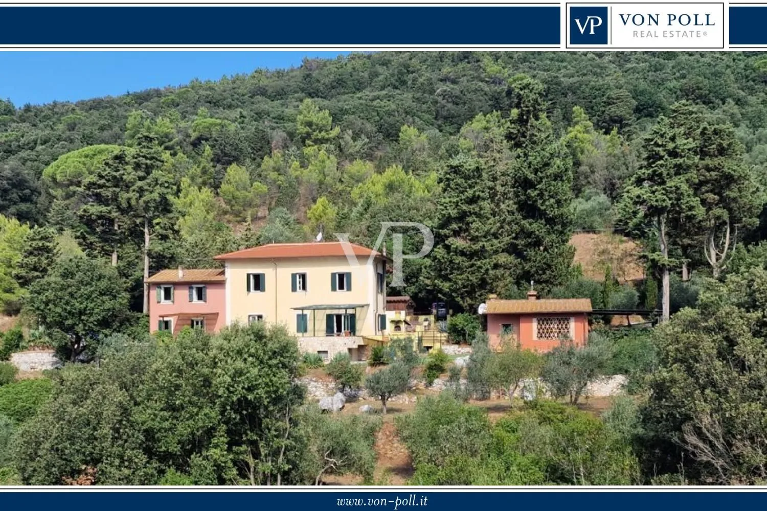 Casale ristrutturato circondato da c.a. 12.000 mq di terreno