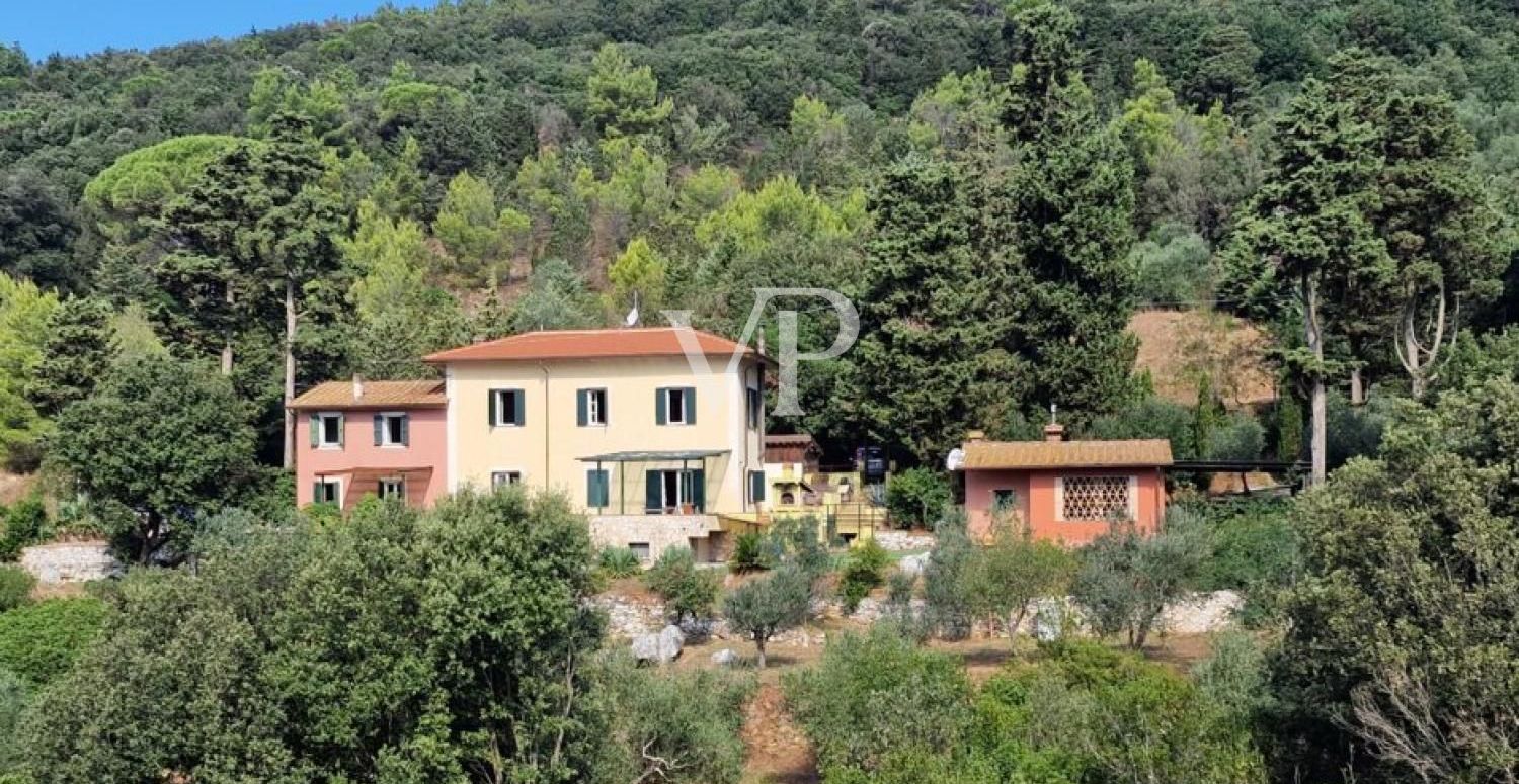 Casale ristrutturato circondato da c.a. 12.000 mq di terreno