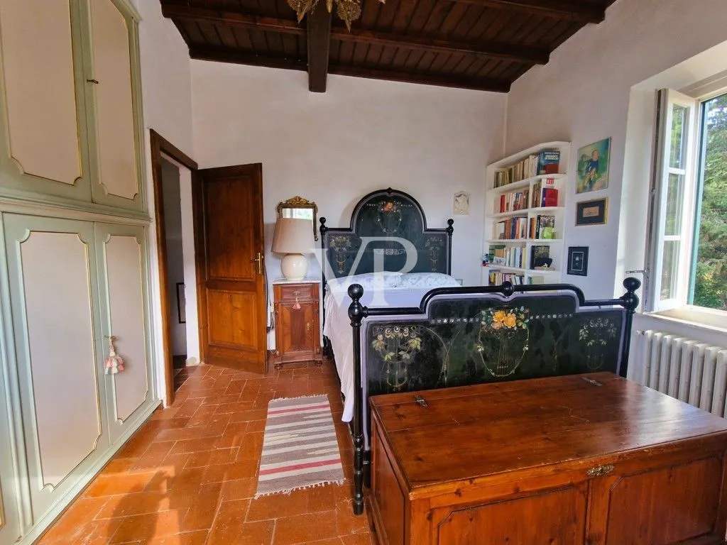 Casale ristrutturato circondato da c.a. 12.000 mq di terreno