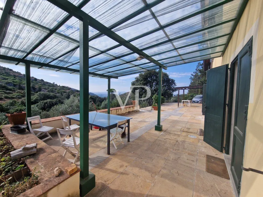 Casale ristrutturato circondato da c.a. 12.000 mq di terreno