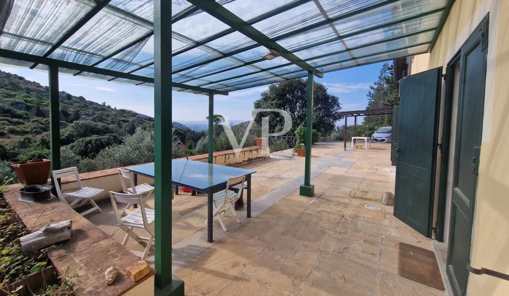 Ferme rénovée entourée d'environ 12 000 m² de terrain