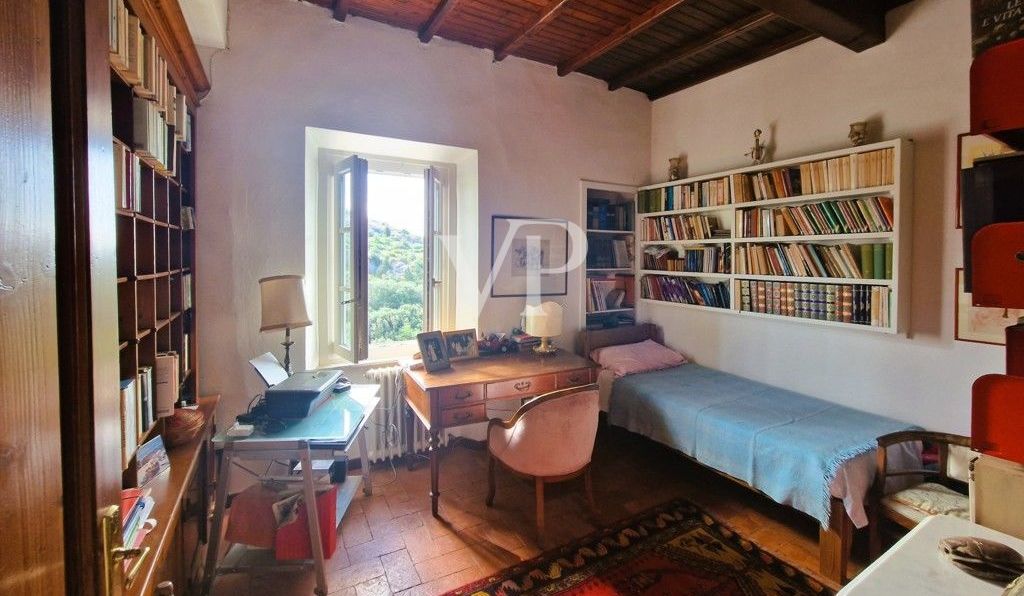 Casale ristrutturato circondato da c.a. 12.000 mq di terreno