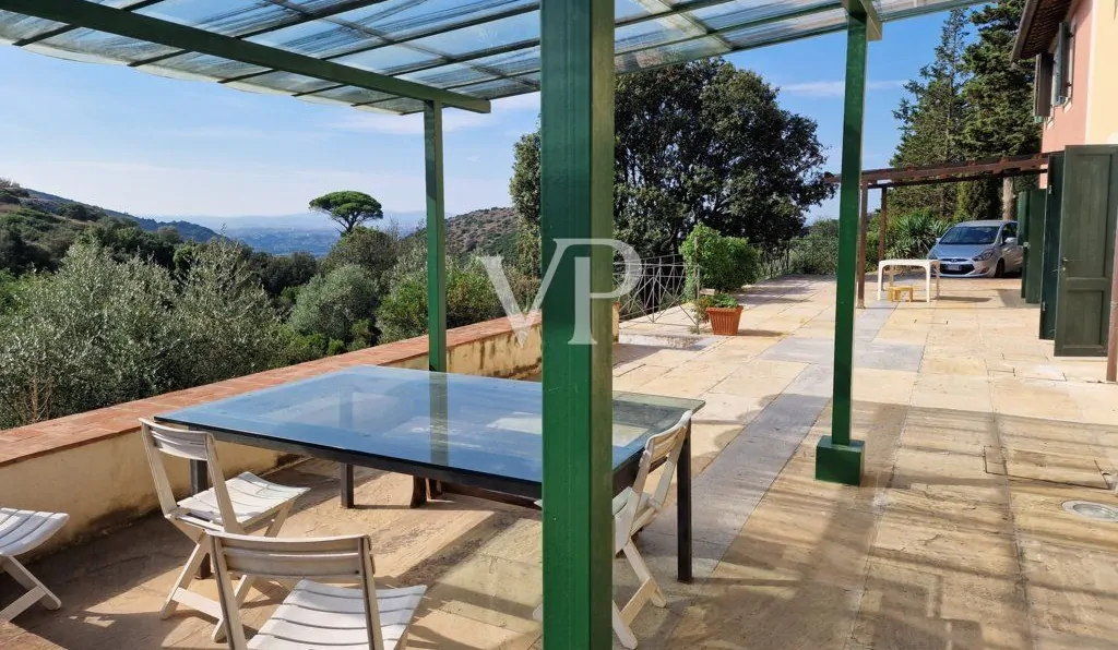 Ferme rénovée entourée d'environ 12 000 m² de terrain