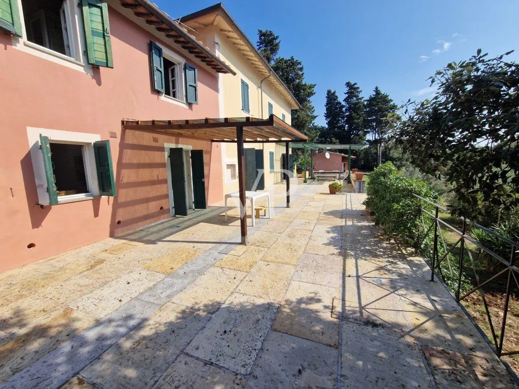 Casale ristrutturato circondato da c.a. 12.000 mq di terreno