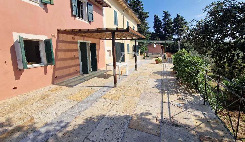 Ferme rénovée entourée d'environ 12 000 m² de terrain