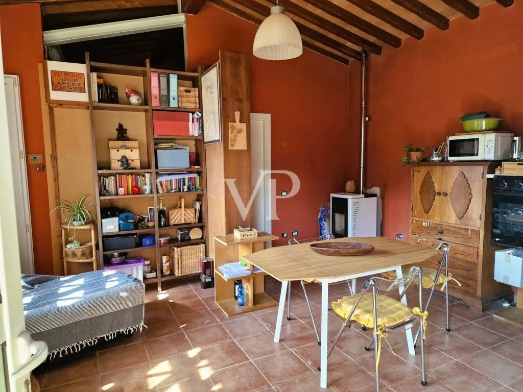 Casale ristrutturato circondato da c.a. 12.000 mq di terreno