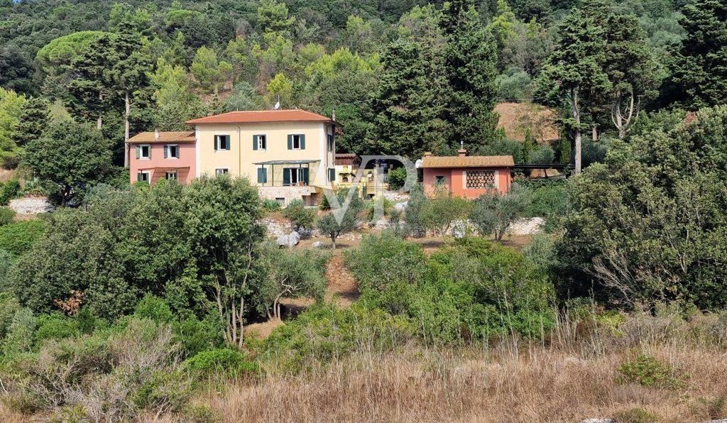 Casale ristrutturato circondato da c.a. 12.000 mq di terreno