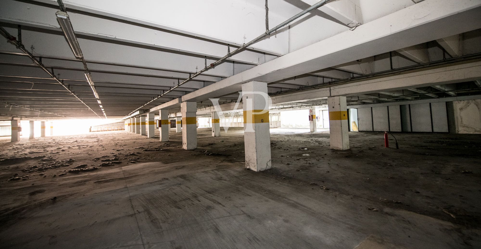 Gewerbehalle mit Außenbereich und Tiefgarage
