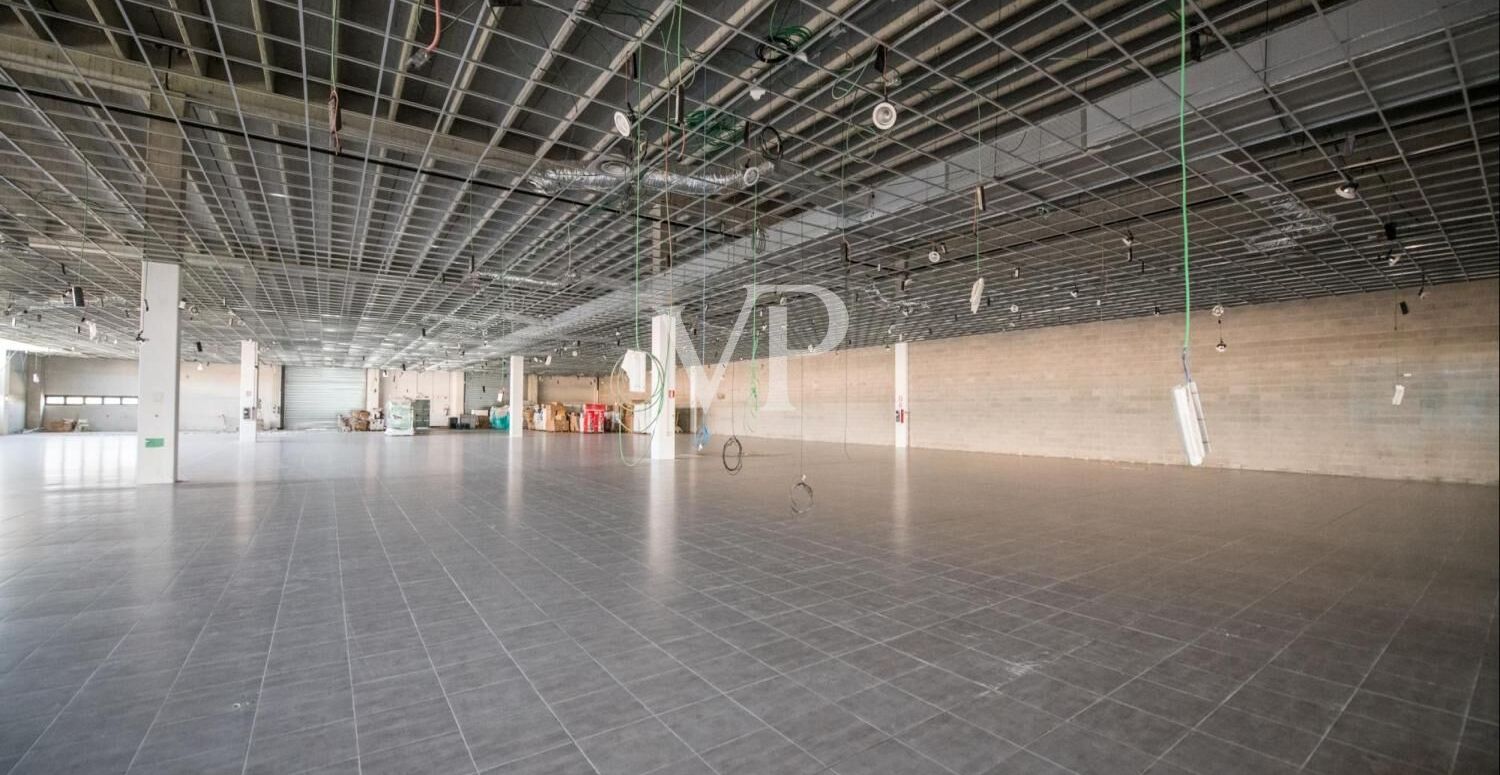 Gewerbehalle mit Außenbereich und Tiefgarage