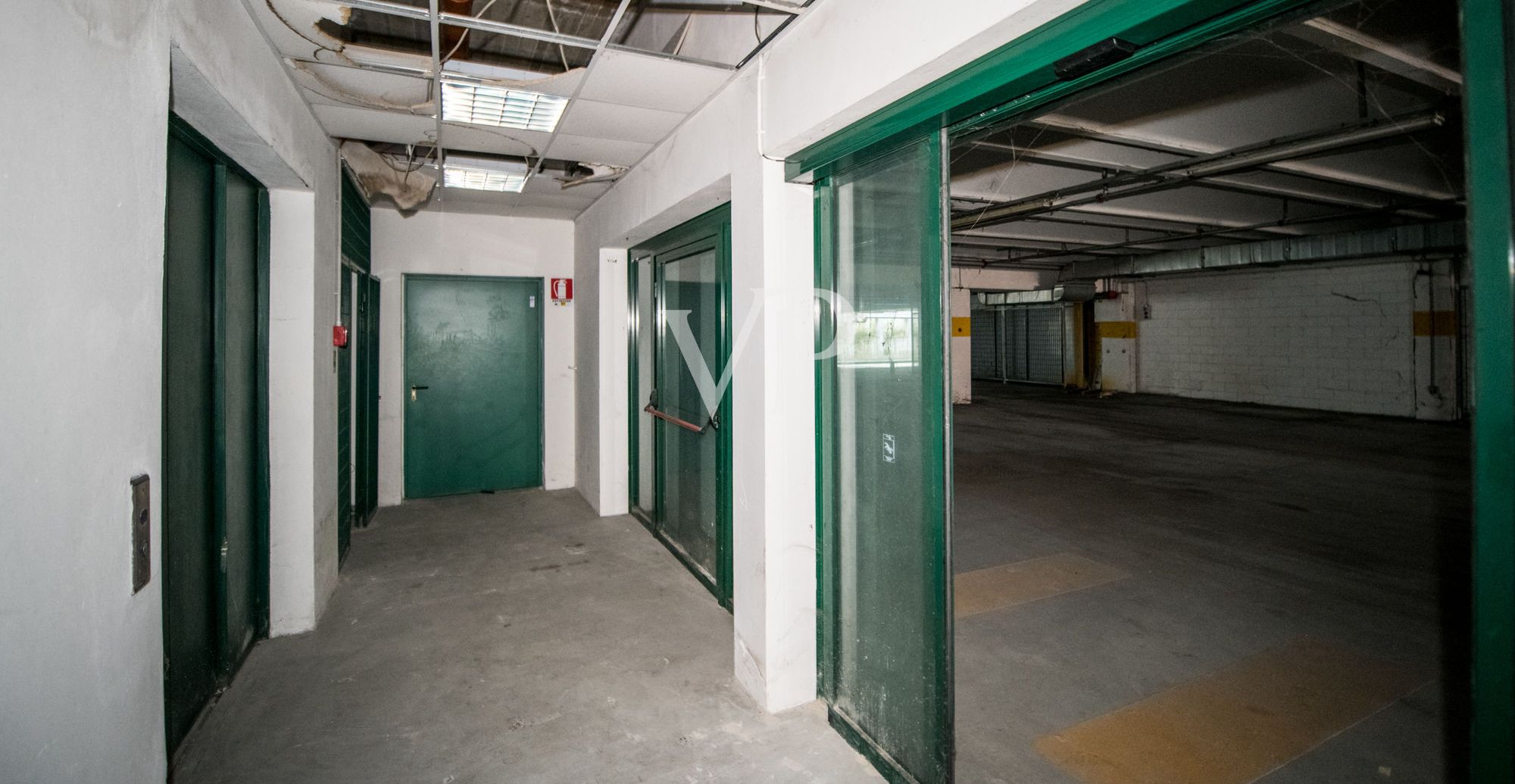 Gewerbehalle mit Außenbereich und Tiefgarage