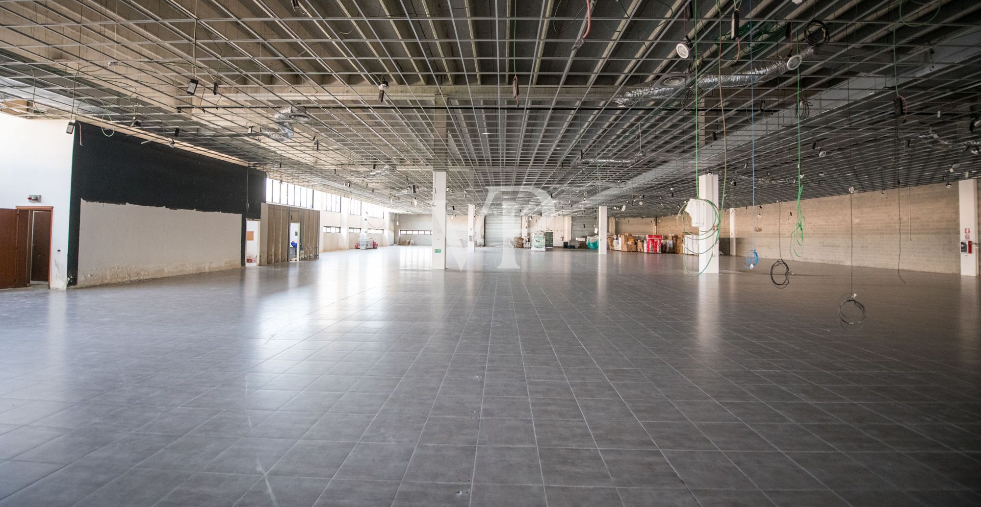 Gewerbehalle mit Außenbereich und Tiefgarage
