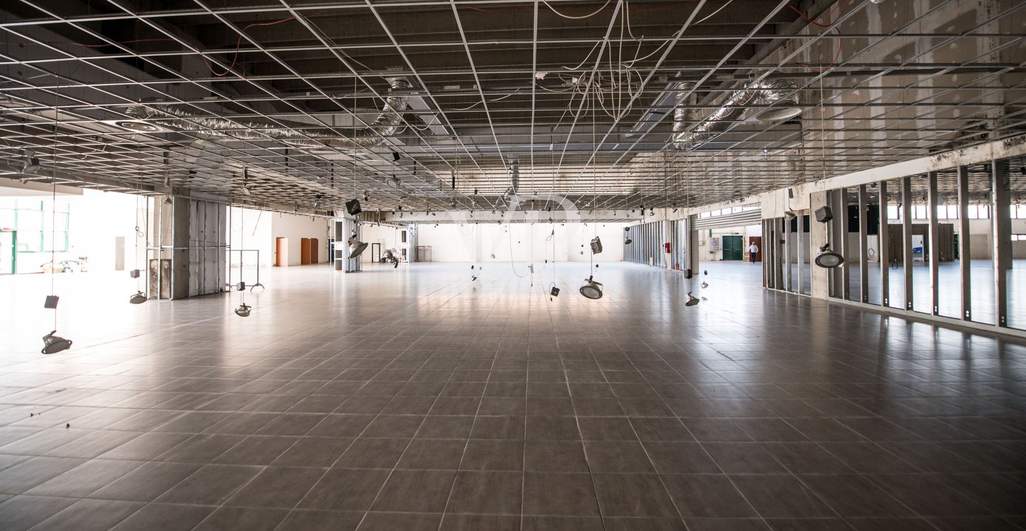 Gewerbehalle mit Außenbereich und Tiefgarage