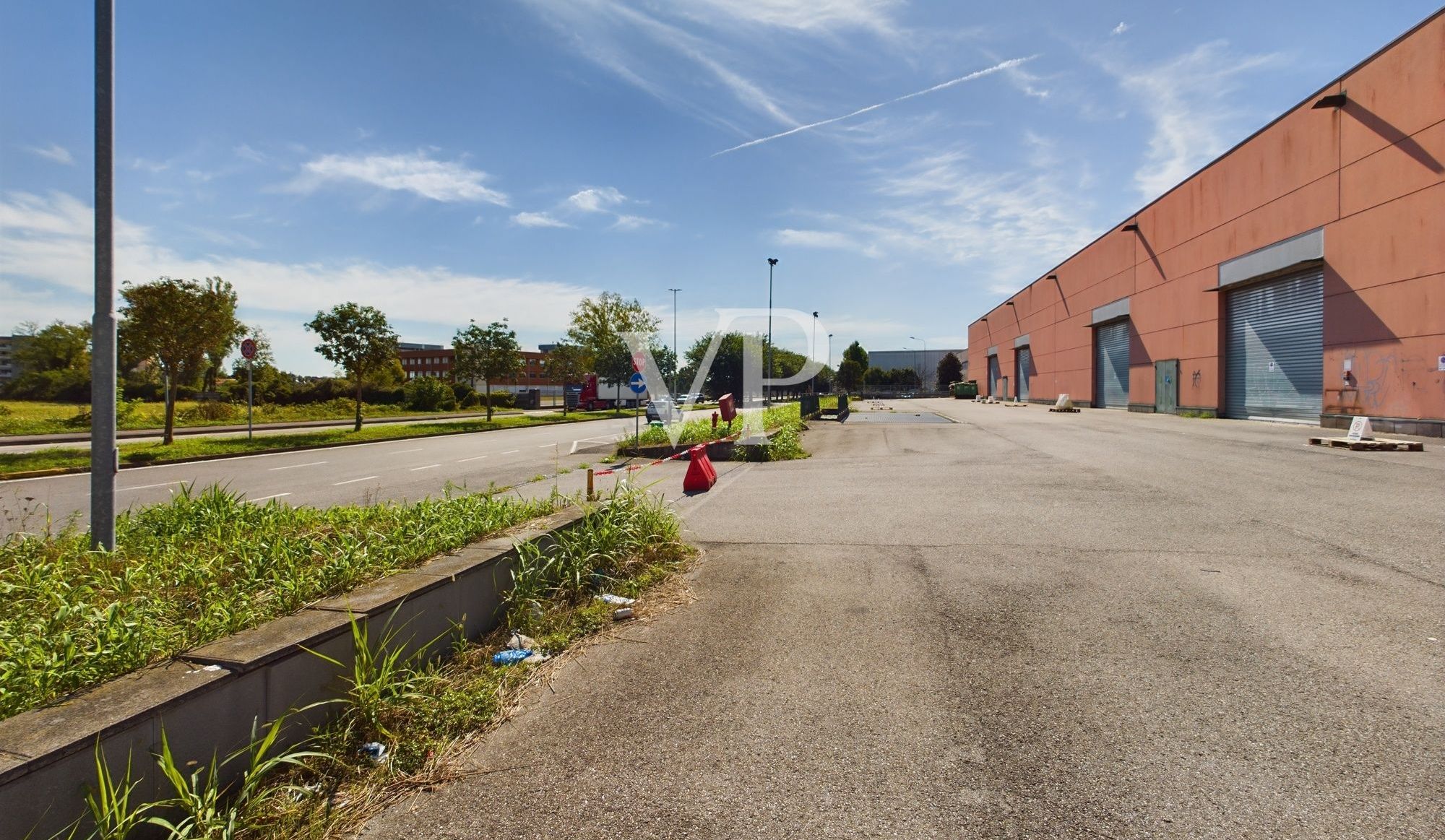 Gewerbehalle mit Außenbereich und Tiefgarage