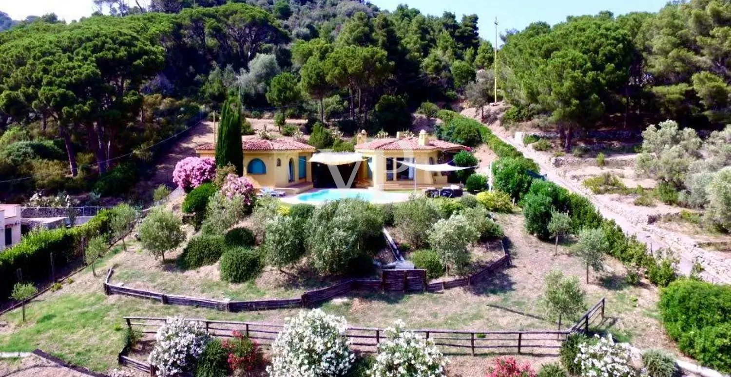 Villa di Prestigio sull’Isola d’Elba: Lusso e Privacy Immersa nella Natura