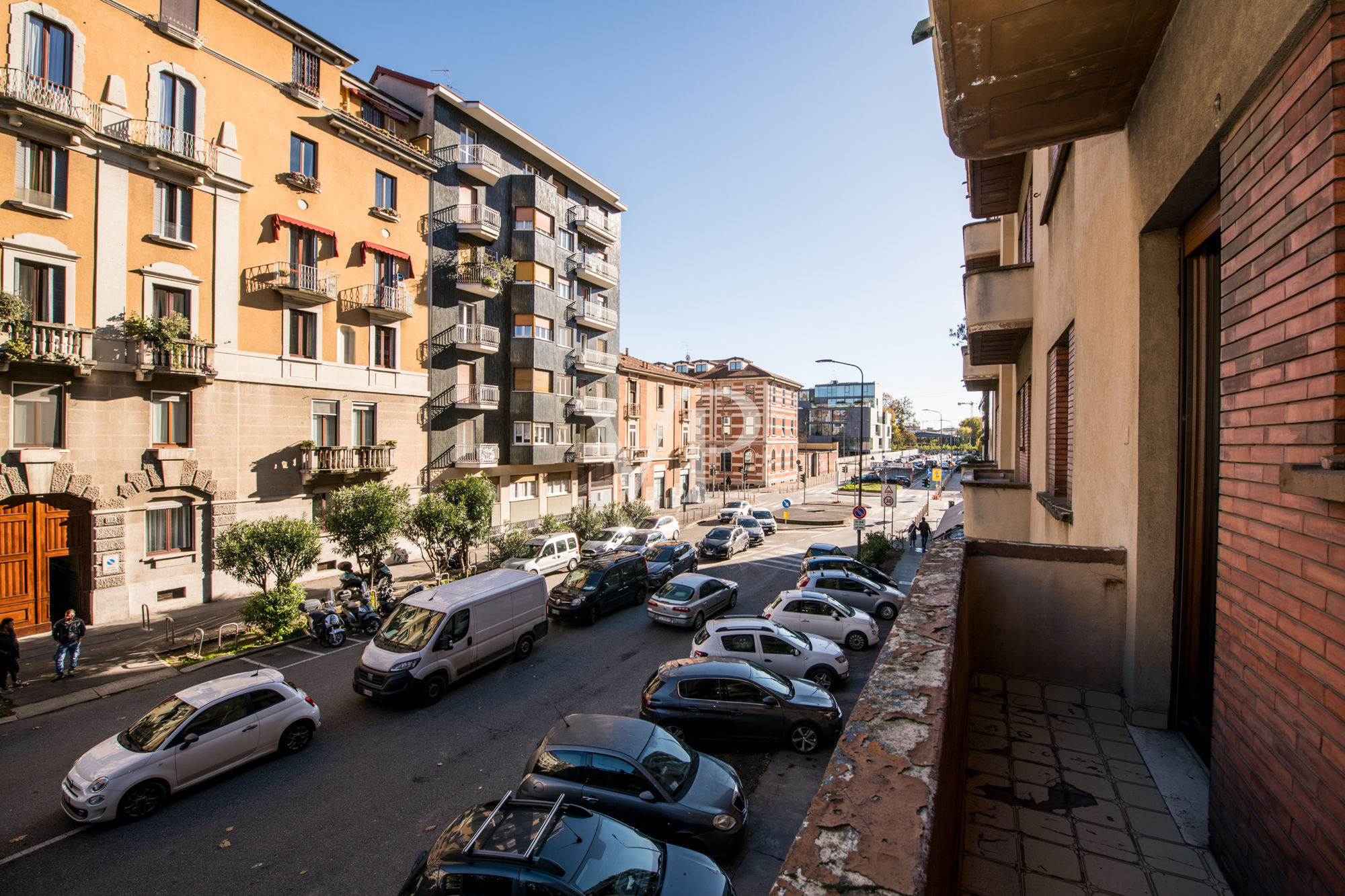 Spacieux appartement de trois pièces loué avec deux balcons et deux chambres, au 1er étage