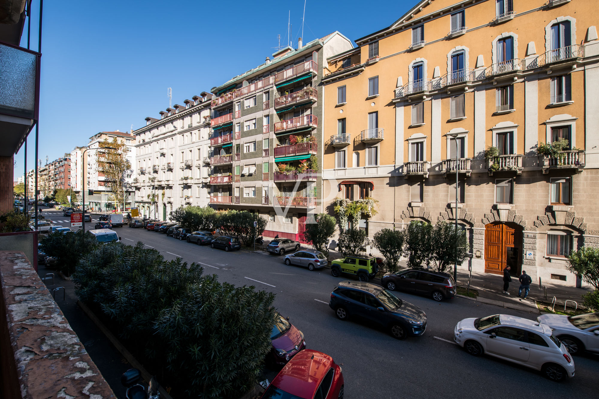 Spacieux appartement de trois pièces loué avec deux balcons et deux chambres, au 1er étage