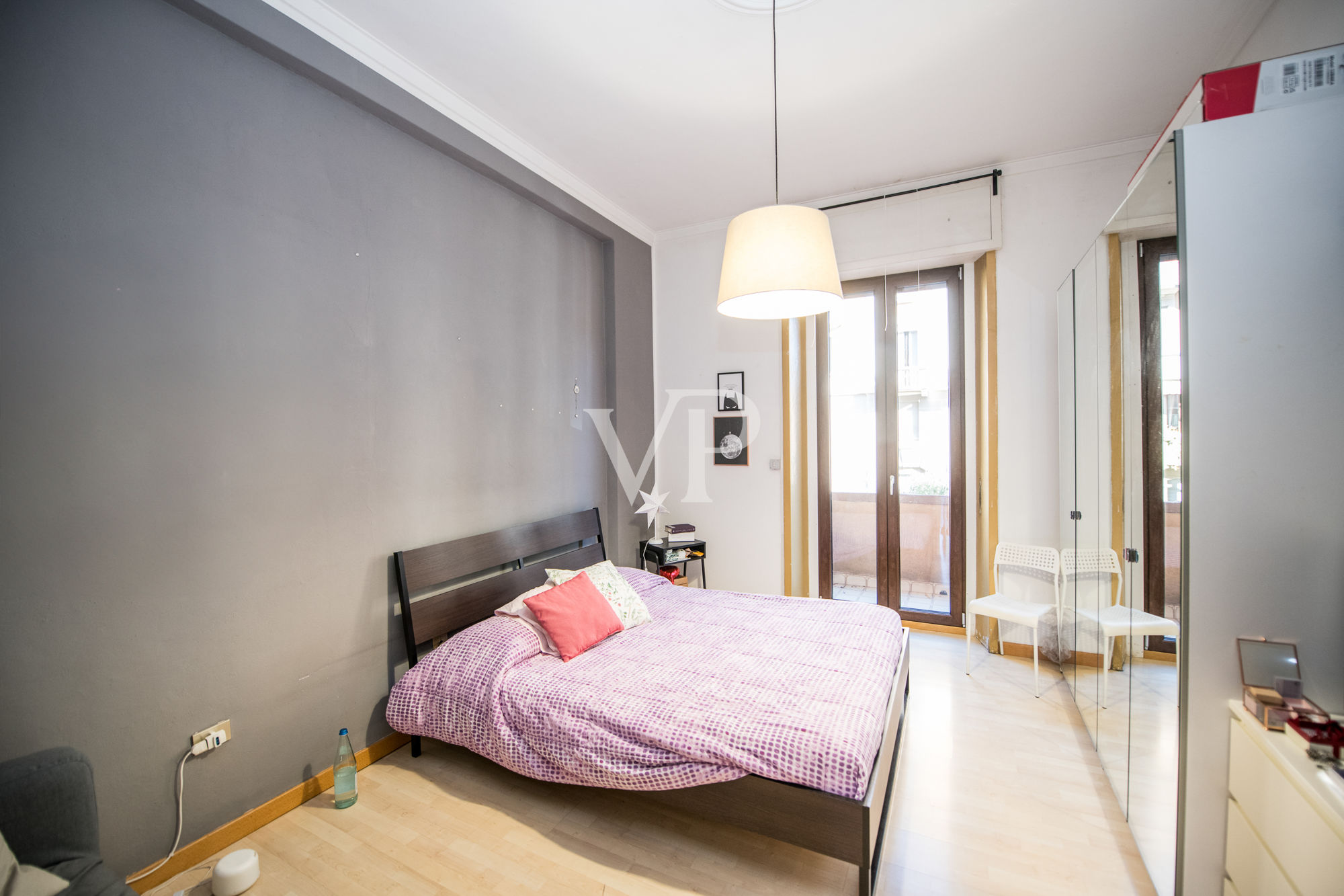 Spacieux appartement de trois pièces loué avec deux balcons et deux chambres, au 1er étage