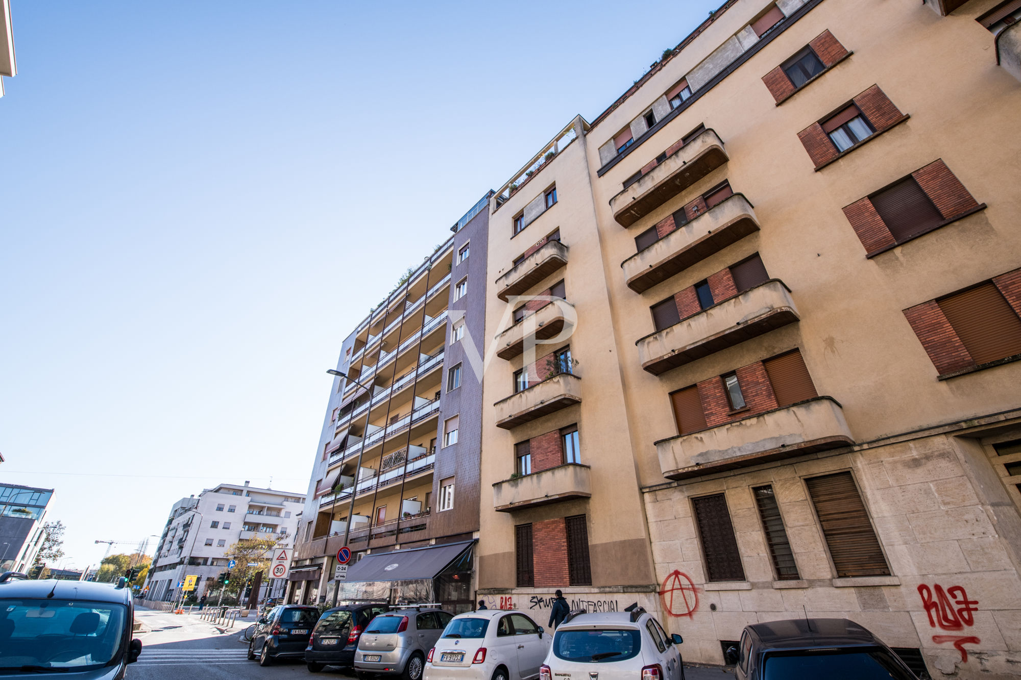 Spacieux appartement de trois pièces loué avec deux balcons et deux chambres, au 1er étage