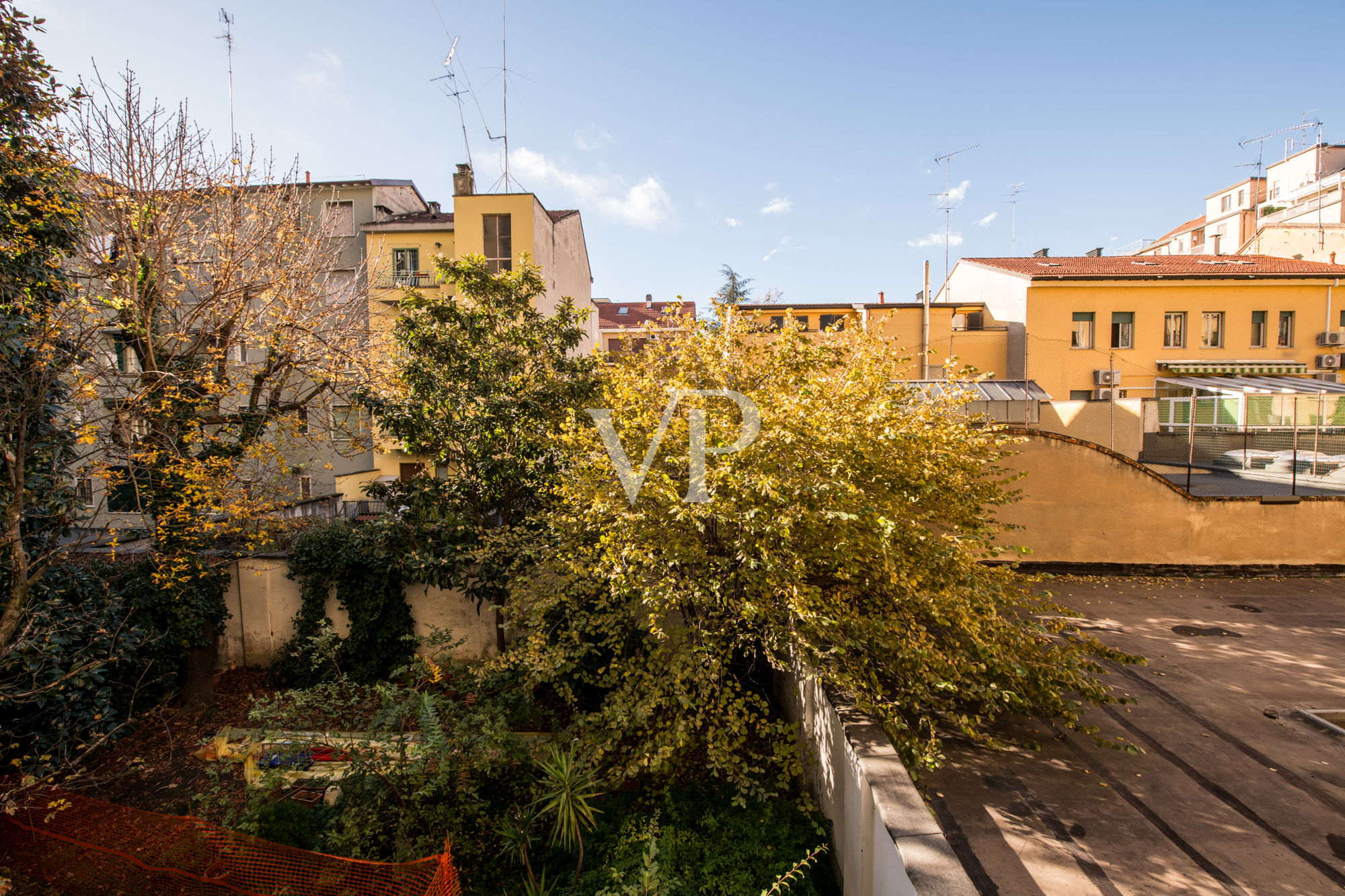 Large three-room rented apartment with two balconies and two rooms, on the 1st noble floor