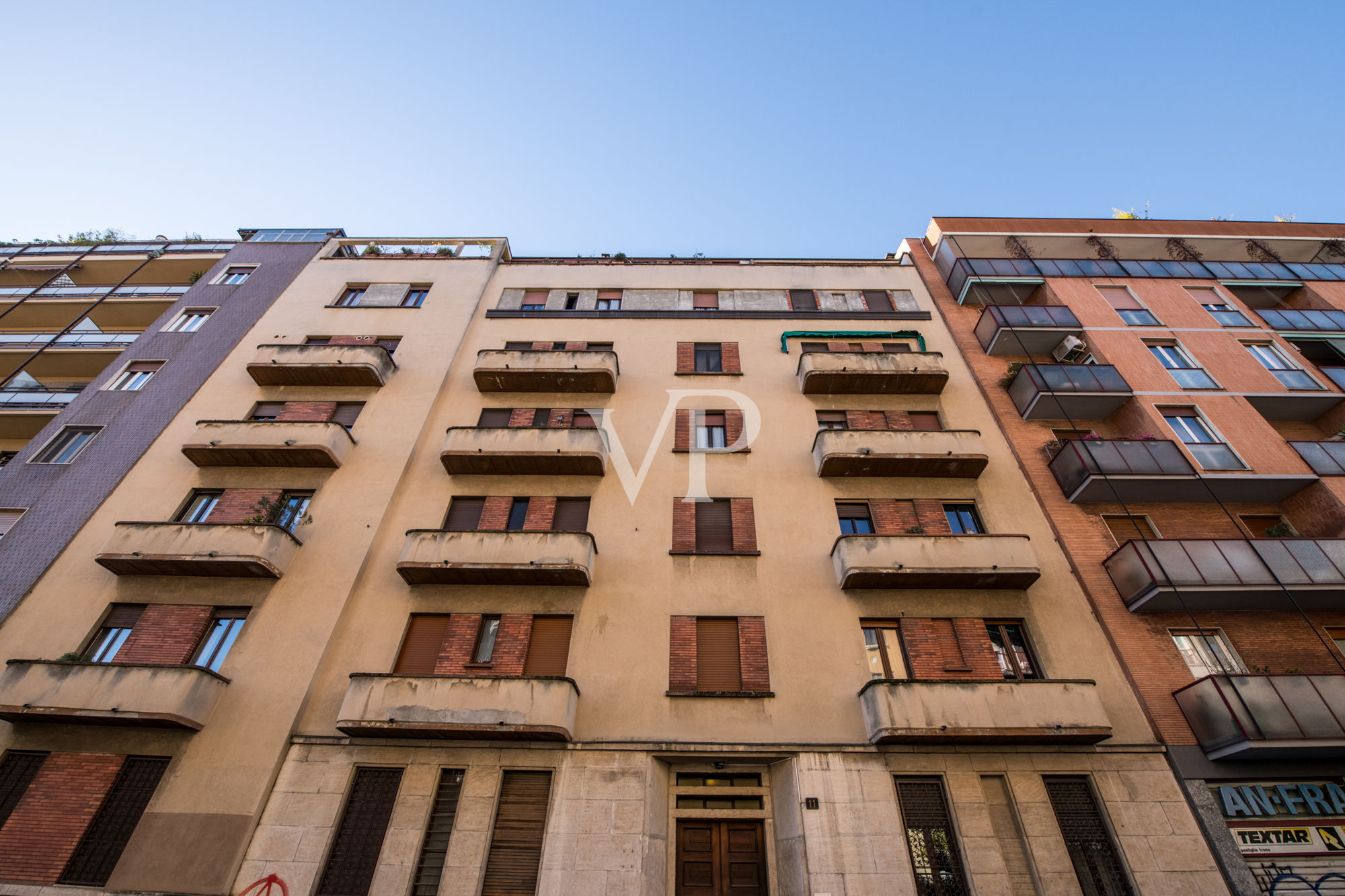 Spacieux appartement de trois pièces loué avec deux balcons et deux chambres, au 1er étage