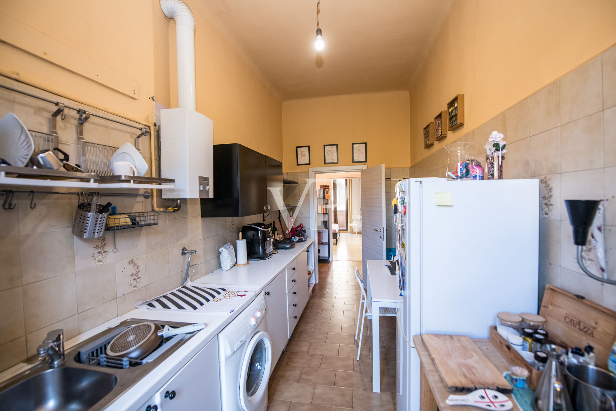 Spacieux appartement de trois pièces loué avec deux balcons et deux chambres, au 1er étage