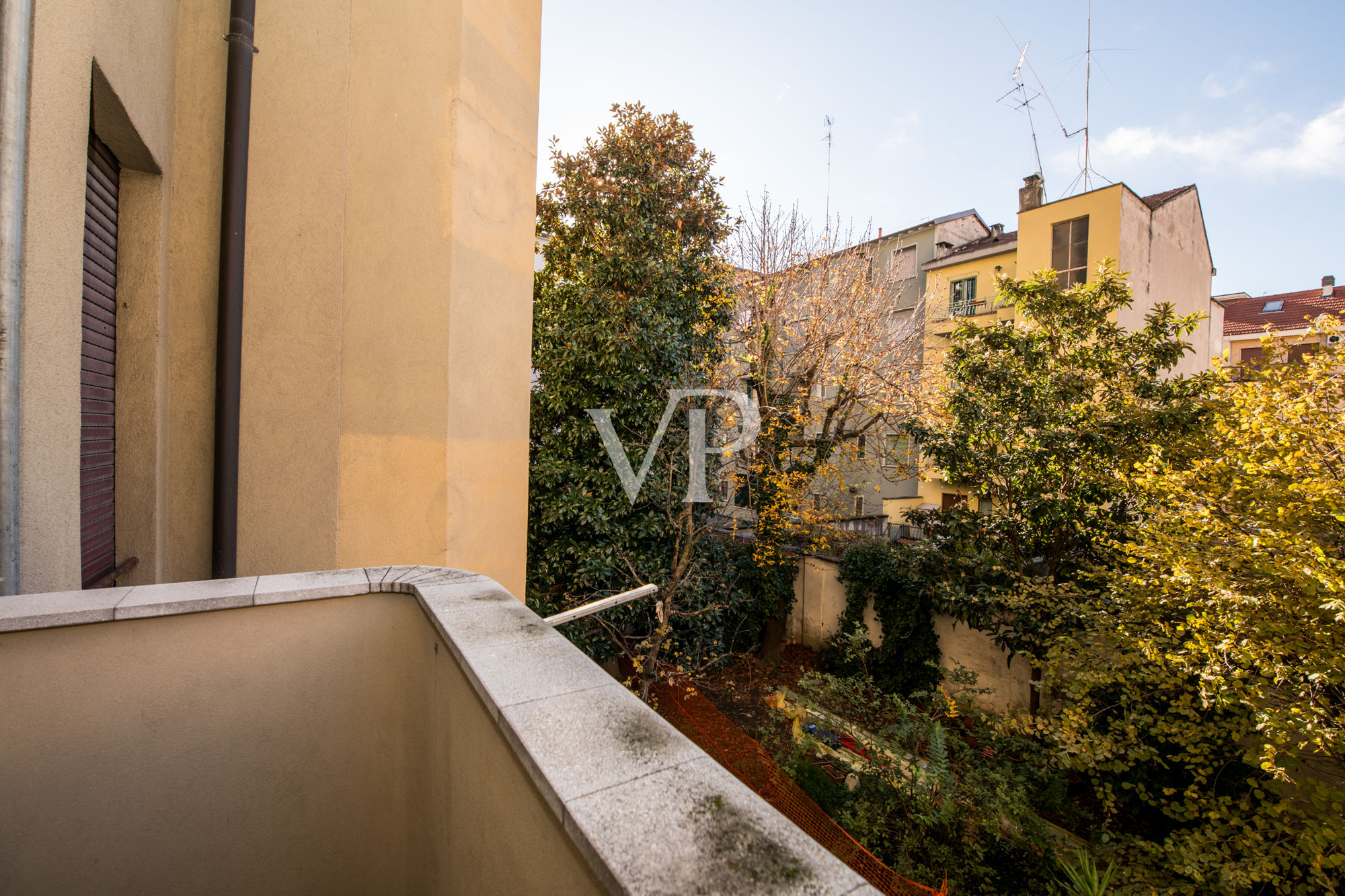 Spacieux appartement de trois pièces loué avec deux balcons et deux chambres, au 1er étage