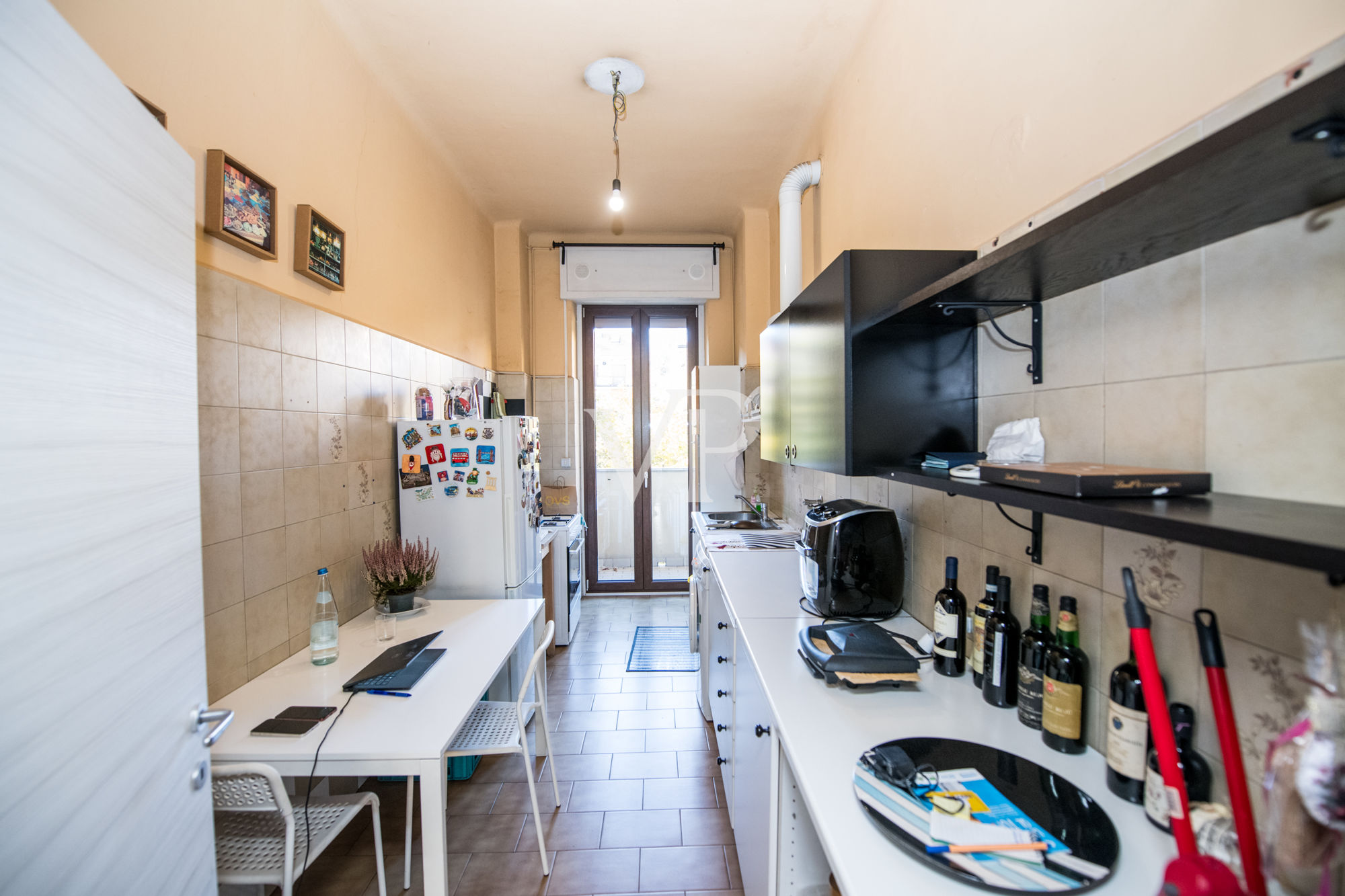 Spacieux appartement de trois pièces loué avec deux balcons et deux chambres, au 1er étage